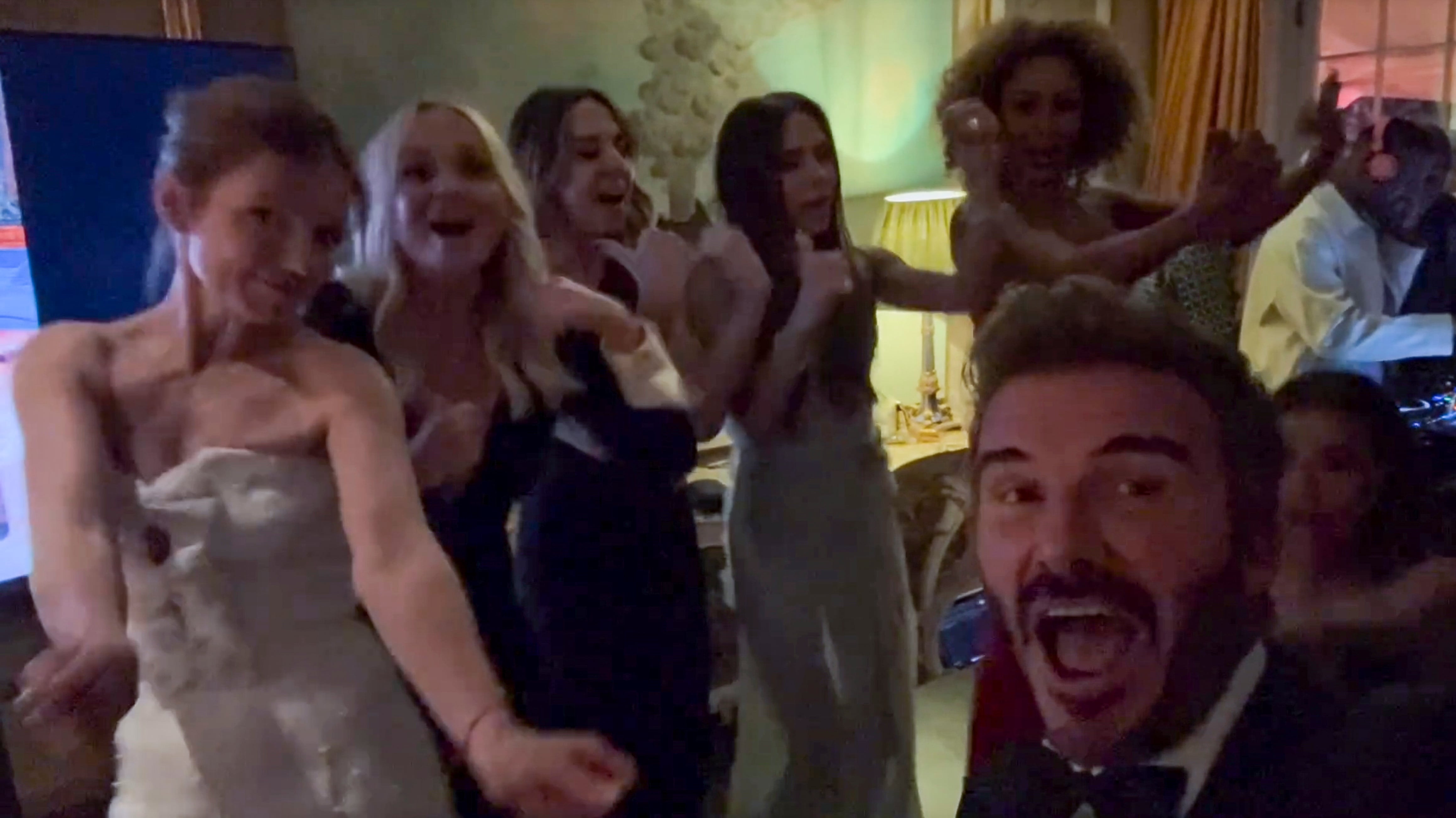 La reunion e i regali speciali. Victoria festeggia il compleanno con le Spice Girls