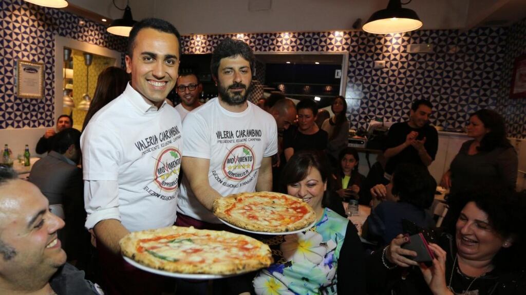 Luigi cameriere in nero in una pizzeria