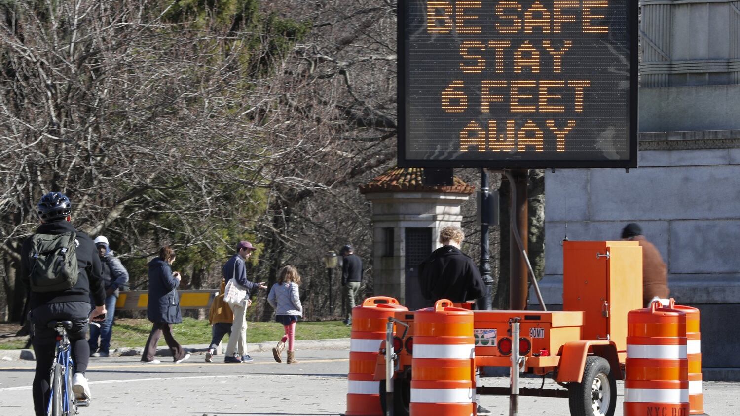 "Gli Usa rischiano 200mila morti". Ospedale da campo a Central Park
