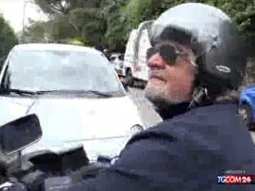 Grillo incontra una giornalista del Tgcom e chiama i carabinieri