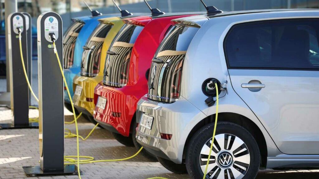 Il pericoloso regalo di Strasburgo alla Cina dietro lo stop a diesel e benzina
