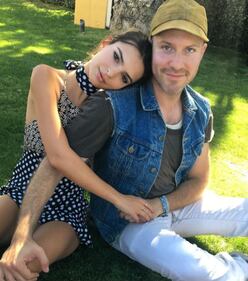 Emily Ratajkowski bollente per Natale 36