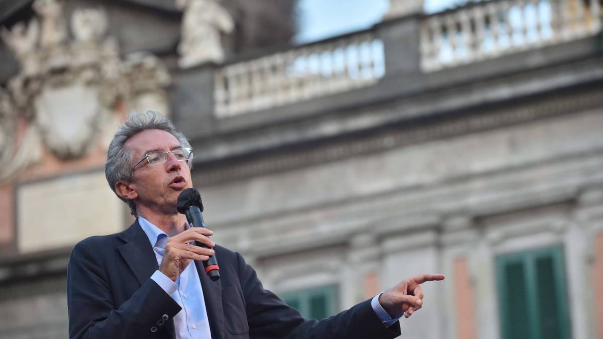 Il sindaco alza le tasse e De Magistris se la prende coi botti
