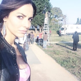 Laura Barriales, piccante in posa e divertita sul set 6