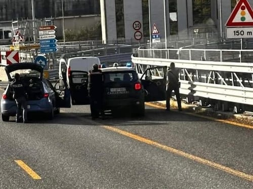 La rapina in banca, l'inseguimento e la sparatoria: ladro fermato sul lago di Como