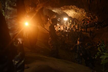Thailandia, paura per 12 bambini intrappolati in una grotta 14