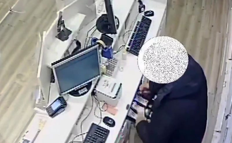 Rapina a mano armata in farmacia 4