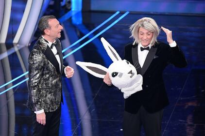 Fiorello trasformista: prima Coniglio poi Maria De Filippi 2