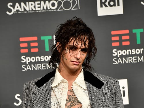 I gay se la prendono con Achille Lauro per essere andato da Pio e Amedeo