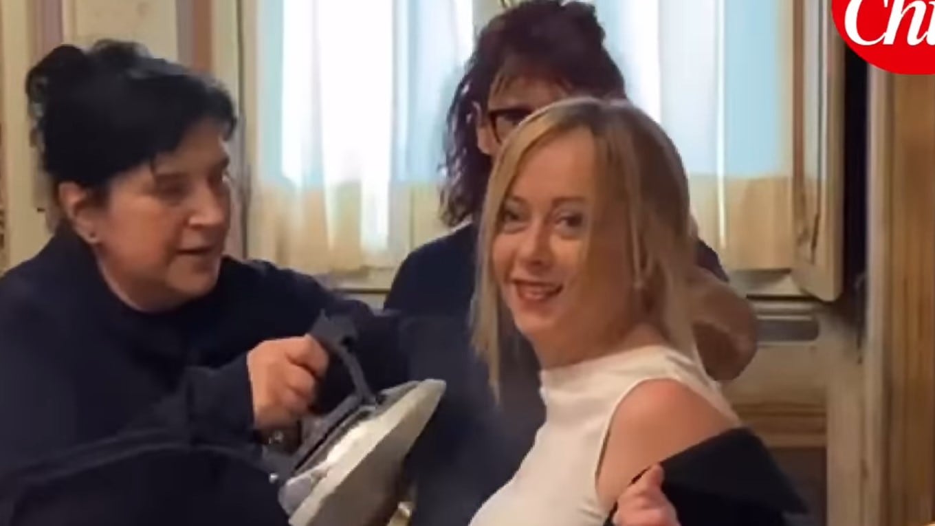Il ferro da stiro sulla camicia, poi l'incontro col re: il dietro le quinte della Meloni