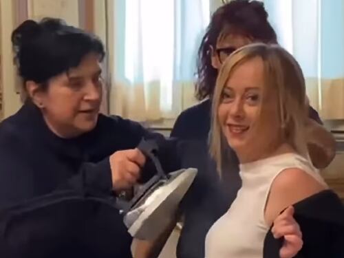 Il ferro da stiro sulla camicia, poi l'incontro col re: il dietro le quinte della Meloni