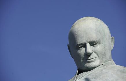 La statua di restaurata di Giovanni Paolo II 4