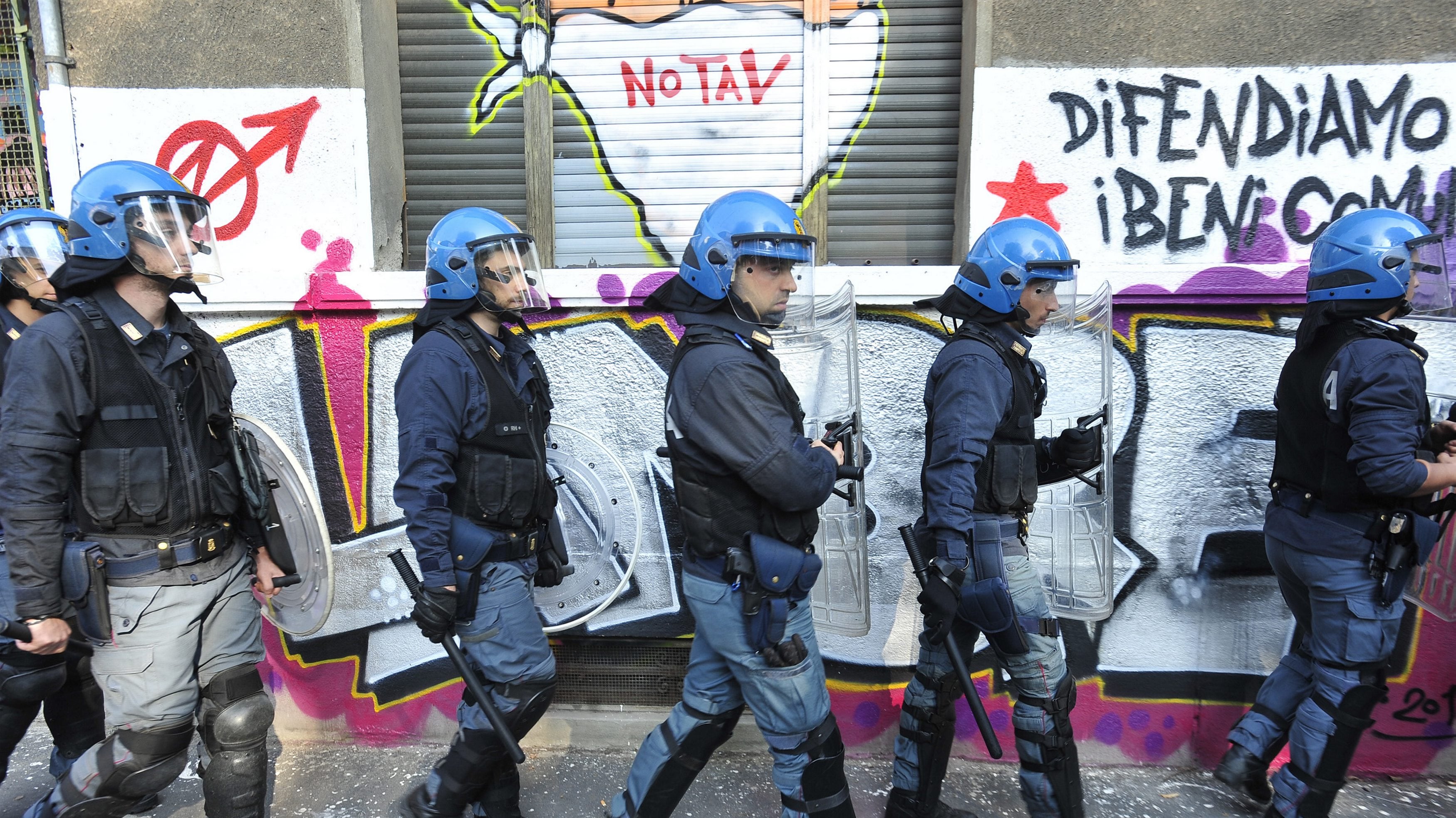 Volantini anti sgomberi: "Gettate liquidi e solidi"