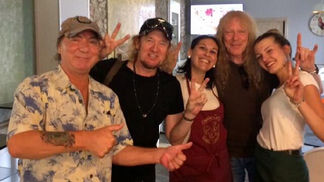 Gli Iron Maiden in un bar per la partita