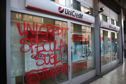 Sciopero: 4 cortei a Bologna. Lancio di letame e uova contro banche e sede Ncd 10