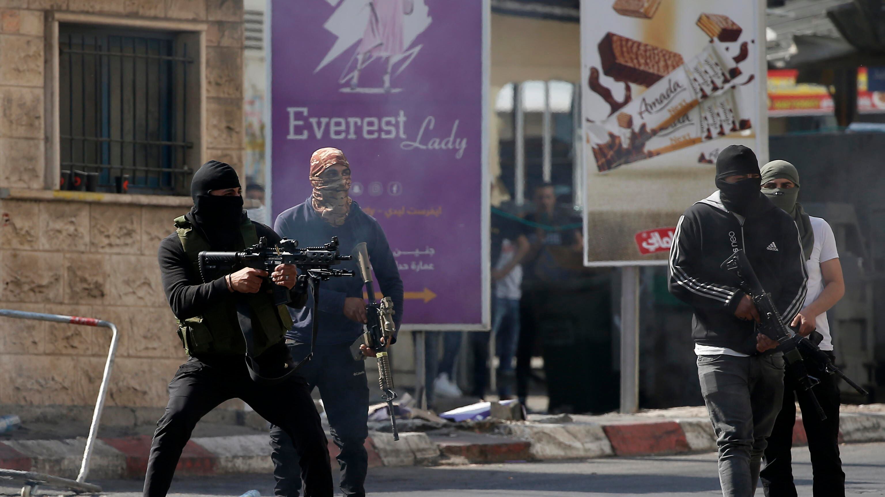 Il raid israeliano a Jenin: "Esplosivi e casse di armi. È la fortezza del terrore"