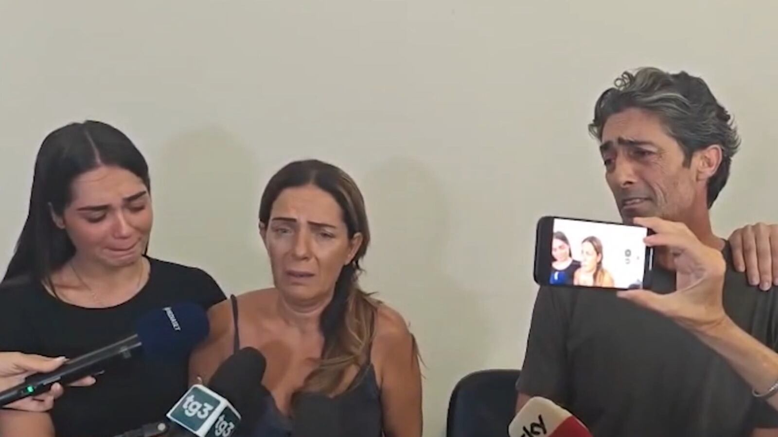 "Senza vestiti, solo le scarpe". I dubbi della famiglia sulla morte di Simona