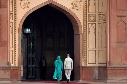 Pakistan, Kate Middleton con il velo per la visita in moschea 6