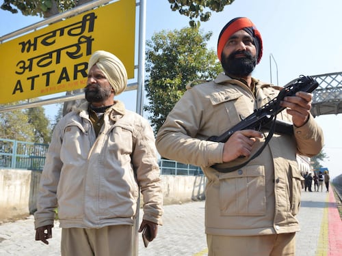 Frontiere chiuse, test missilistici ed espulsioni di massa: perché si rischia una guerra tra India e Pakistan