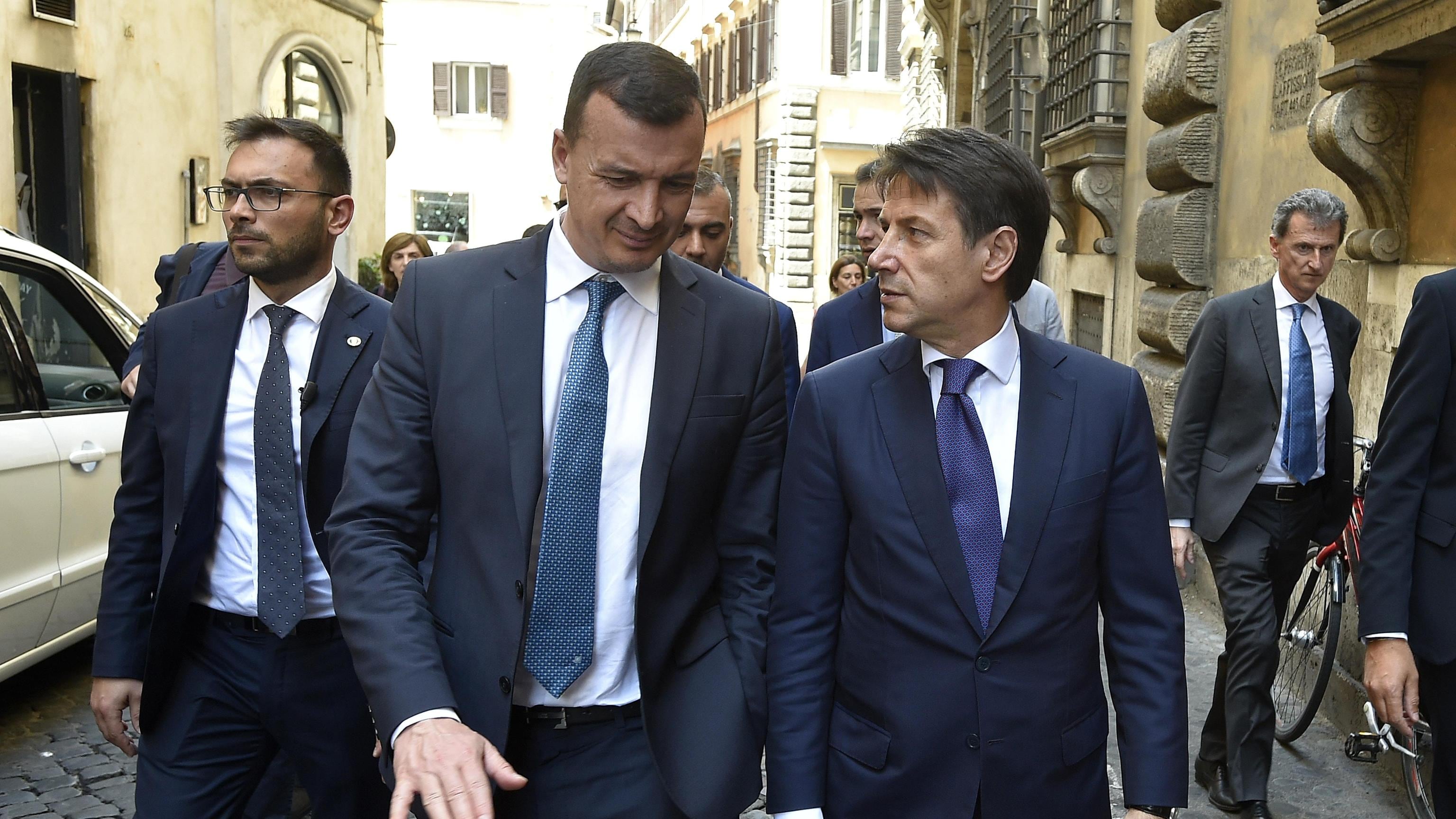 Rocco Casalino e Giuseppe Conte, le vacanze agli antipodi dei due grillini
