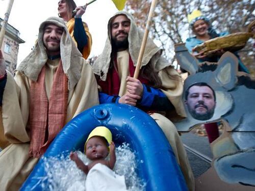 L'ultimo offesa al Natale: presepe gay con i preservativi