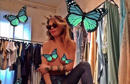 Naike Rivelli hot, topless nel guardaroba 1