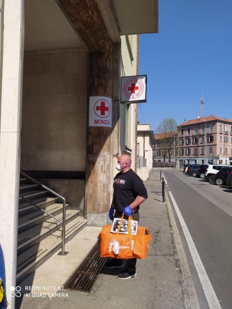 Gli ultras del Monza consegnano pasti a medici e infermieri: "Non siete soli" 3