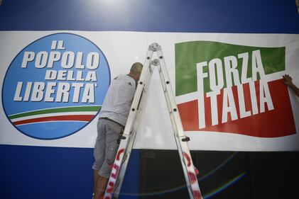 Sul palco rispunta il simbolo di Forza Italia 10