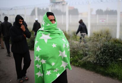 MIgranti costretti a lasciare il campo profughi di Calais 3
