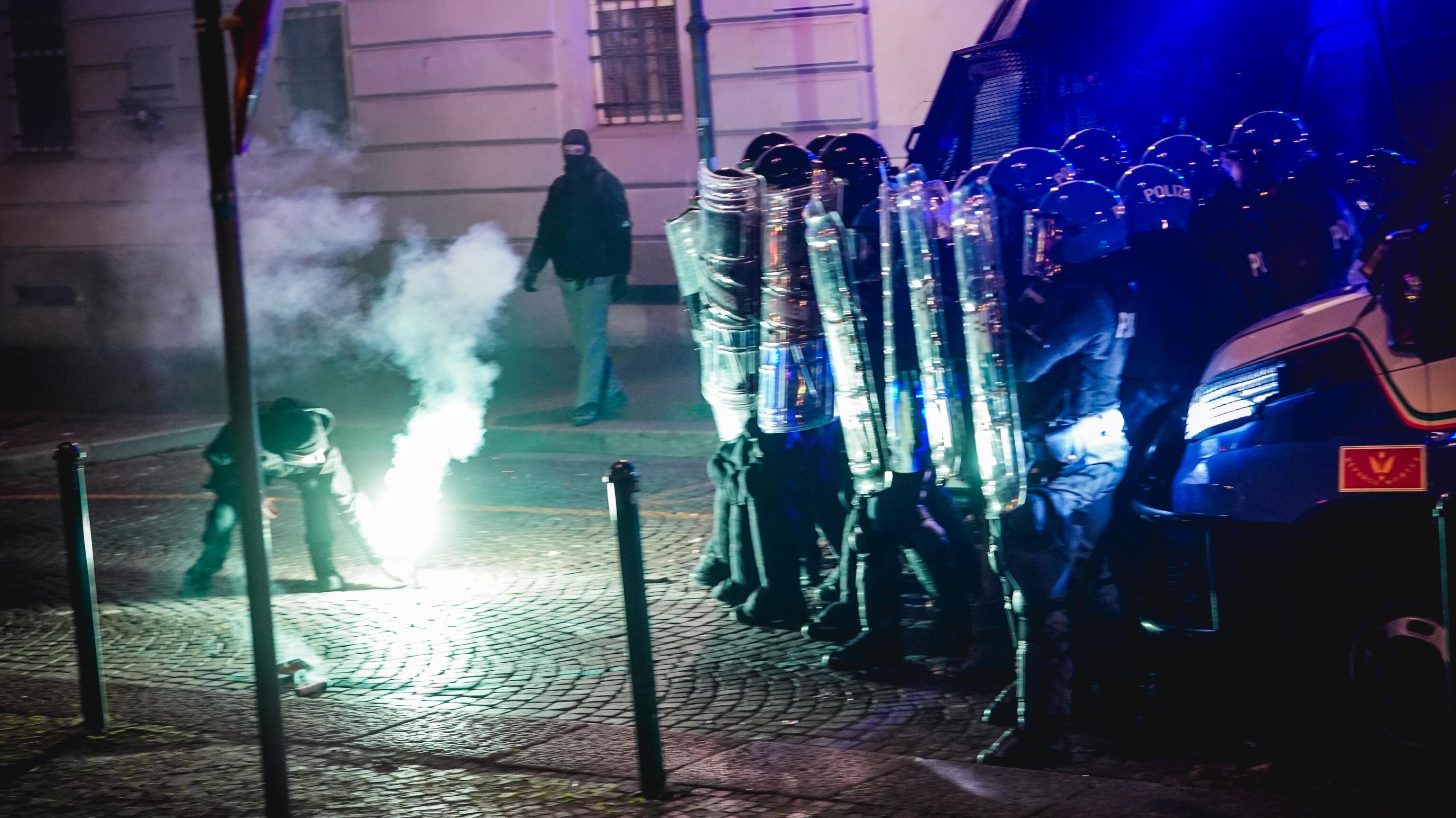 Antagonisti e immigrati, bombe-carta sugli agenti