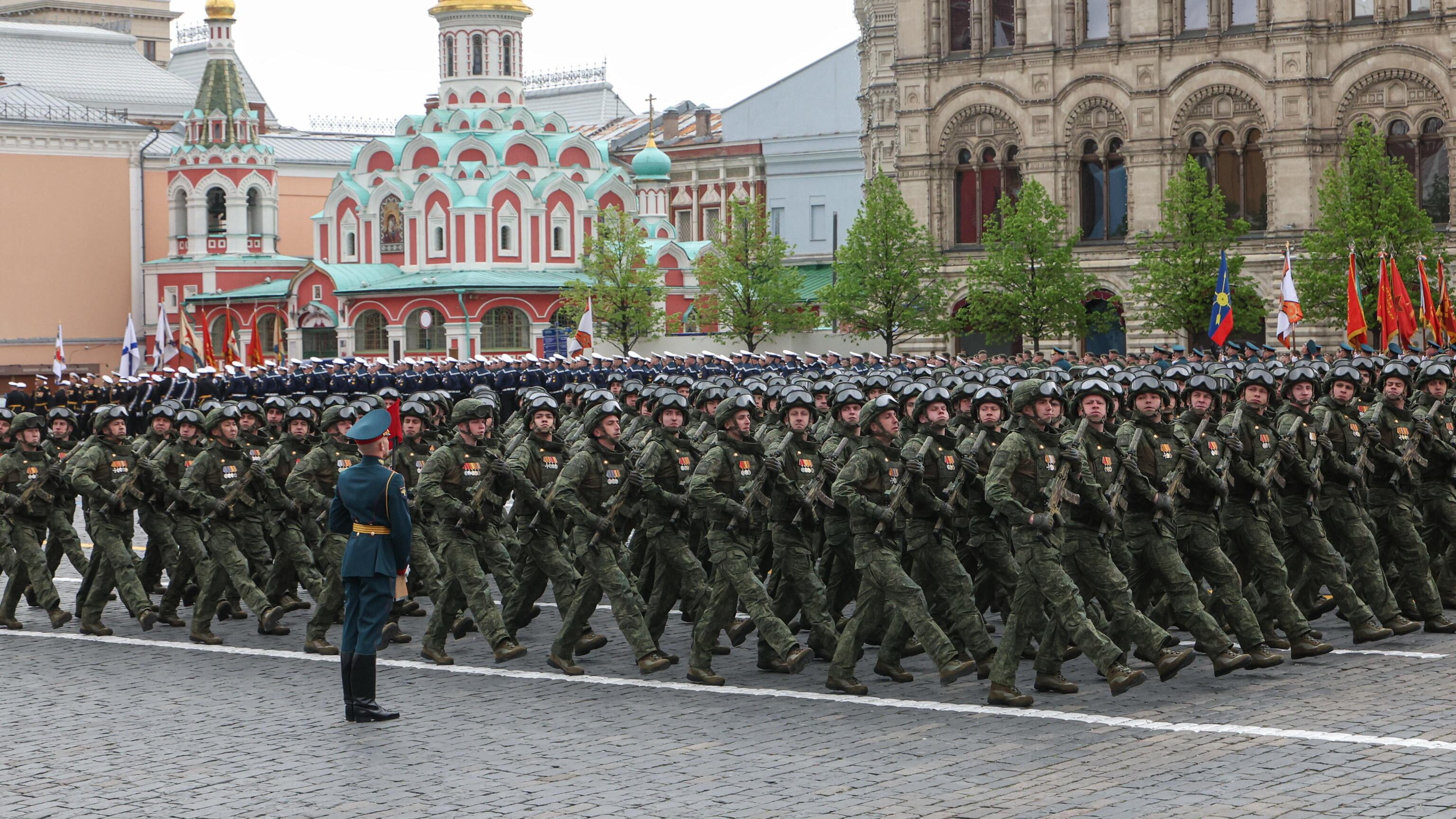 Finita la (mini) parata sulla piazza Rossa, Putin: "Il conflitto in Ucraina sta finendo. Pronto a parlare con Ue, come negoziatore preferirei Schroeder. "