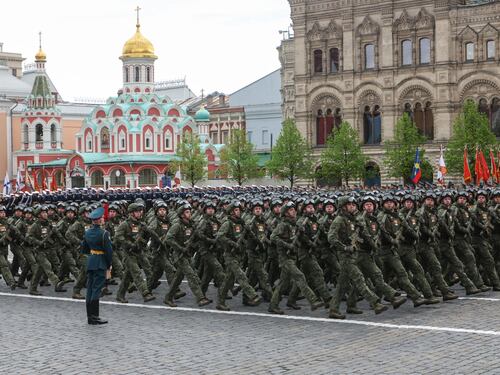 Finita la (mini) parata sulla piazza Rossa, Putin: "Il conflitto in Ucraina sta finendo. Pronto a parlare con Ue, come negoziatore preferirei Schroeder. "