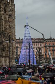 Ultimi preparativi per l'albero di Natale a Milano  5