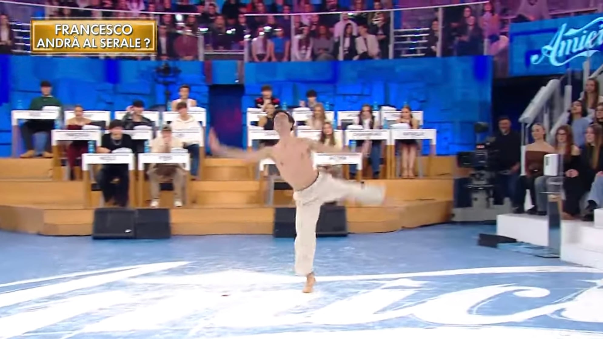 "Tremo, formicola…". Paura per il concorrente di Amici: malore durante le prove