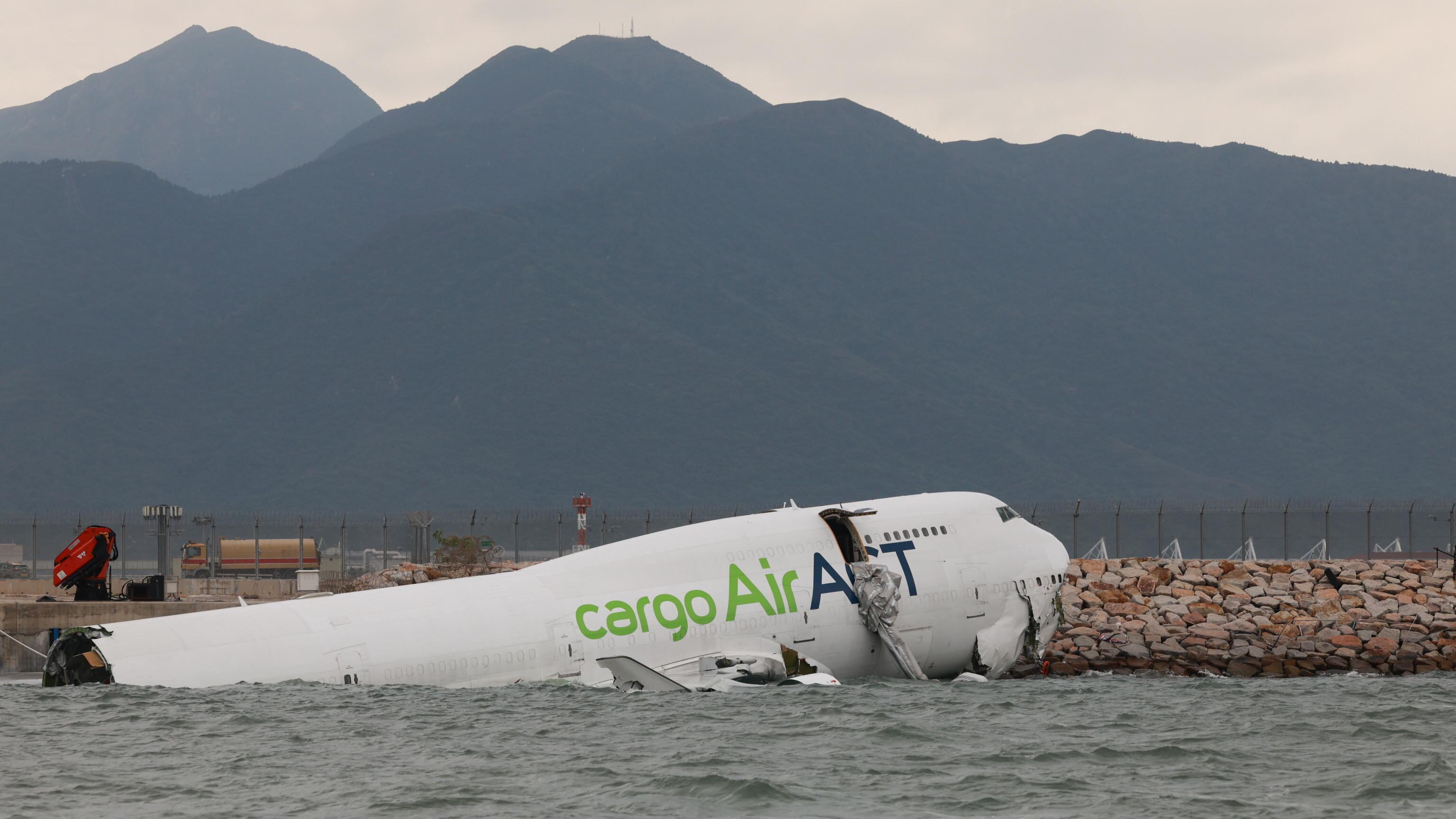 Hong Kong, Boeing finisce in mare e si spezza a metà