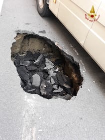 Nel Varesotto, cede il manto stradale: camion rimane incastrato 2