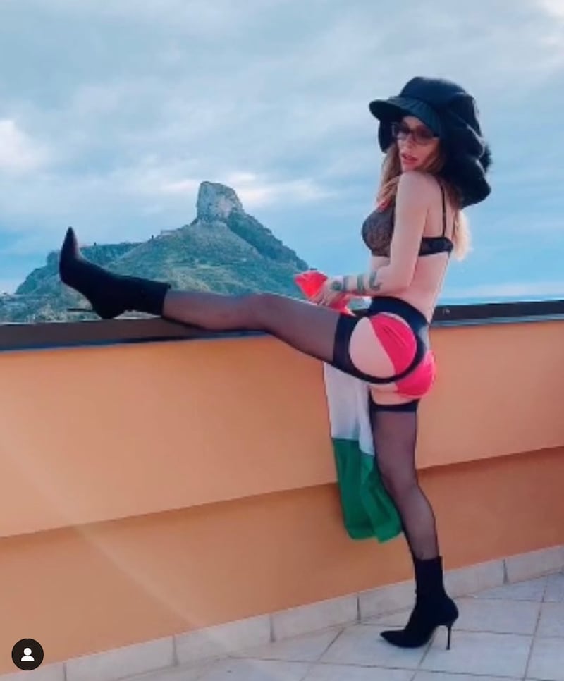 Naike Rivelli hot su Instagram 4