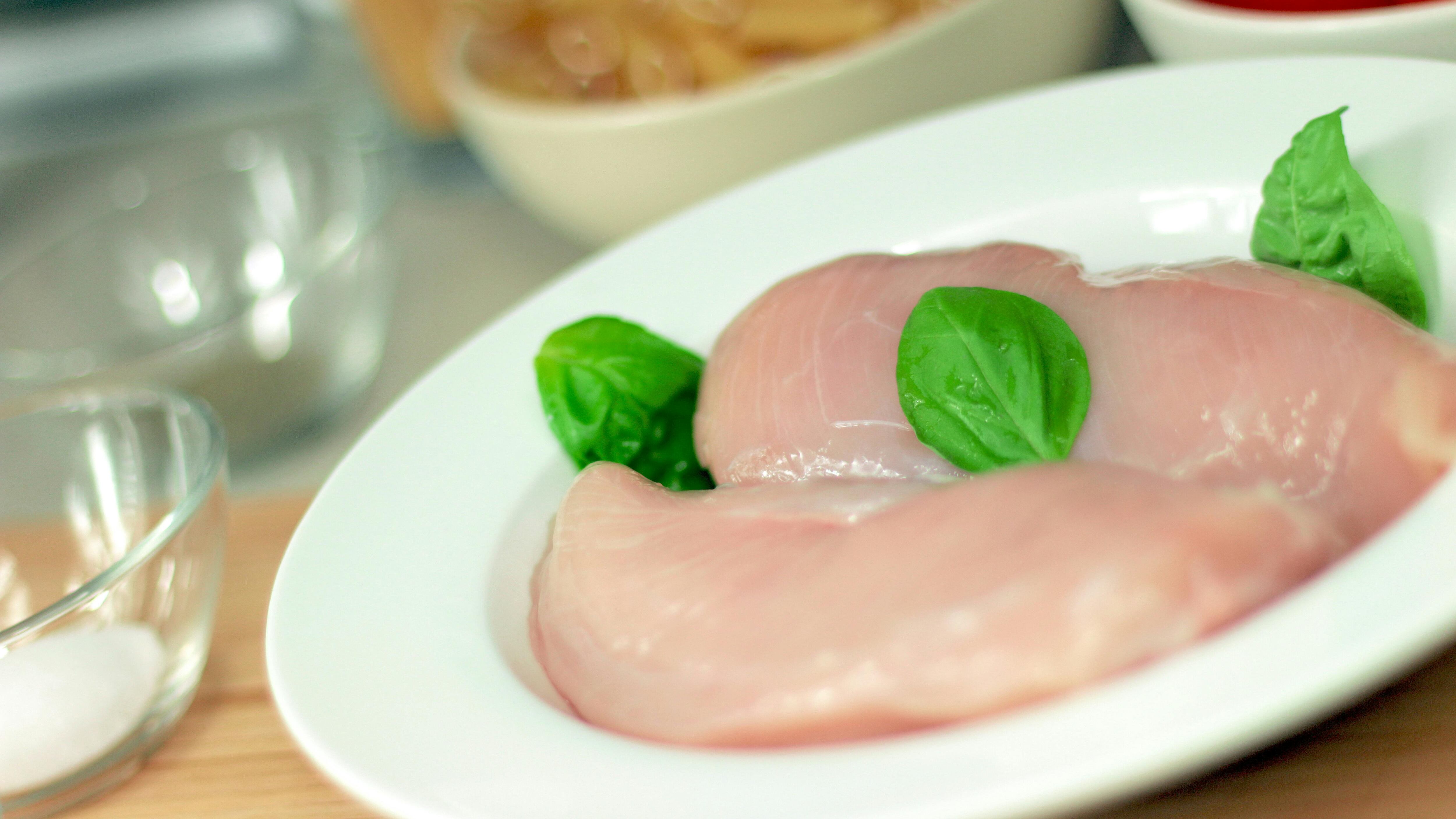 Pollo crudo, i rischi per la salute e come capire se è cotto bene
