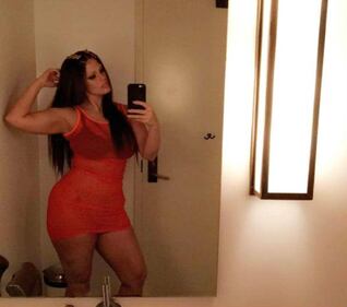 Ashley Graham sexy con gli occhiali 12