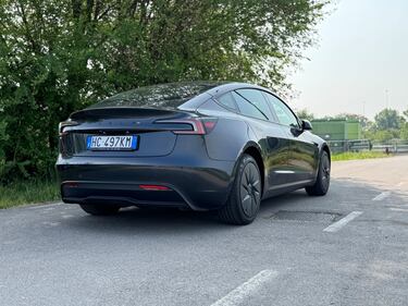 Model 3 RWD 2026: guarda le foto 10