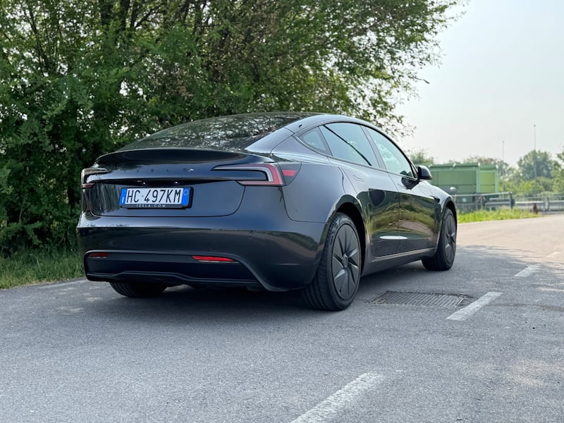 Model 3 RWD 2026: guarda le foto 10