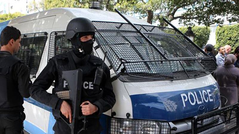 Tunisi scossa da due attentati. I kamikaze colpiscono il centro