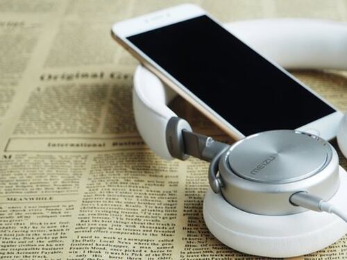 Vietato (per legge) ascoltare la radio sul telefono