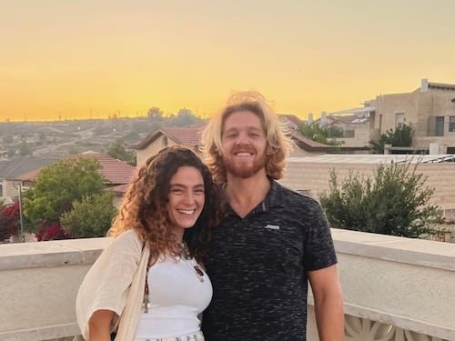 Sì è finta morta per non essere uccisa, così la modella si è salvata dal massacro del rave in Israele