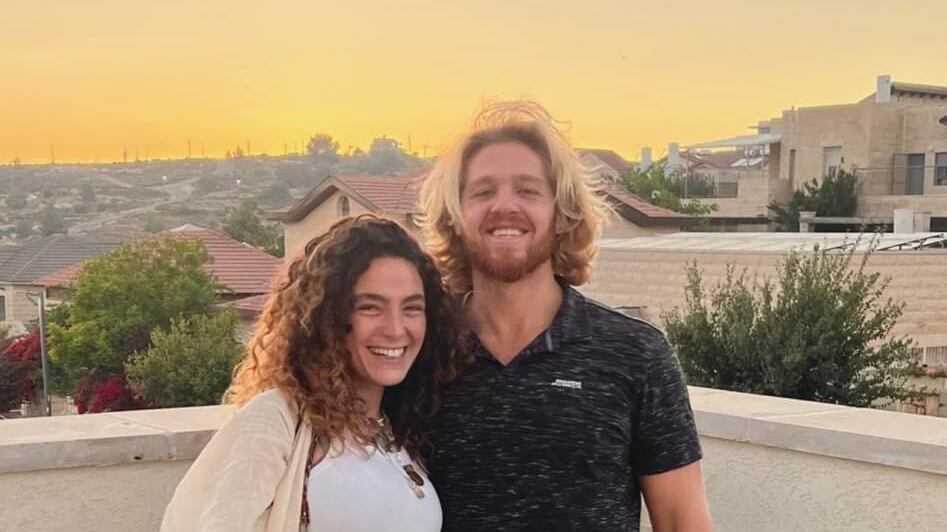 Sì è finta morta per non essere uccisa, così la modella si è salvata dal massacro del rave in Israele
