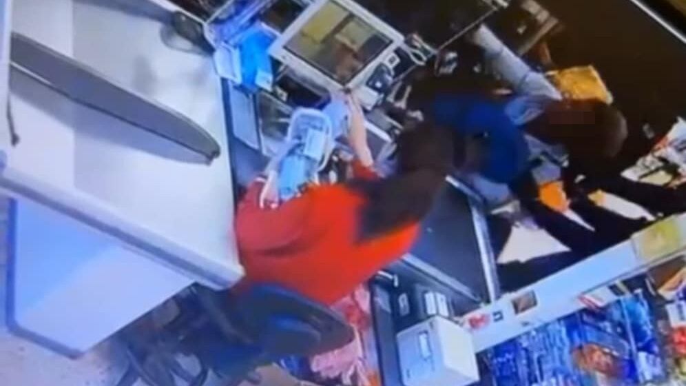 "Devo bruciare la chiesa". E la straniera minaccia cassieri e clienti del supermercato
