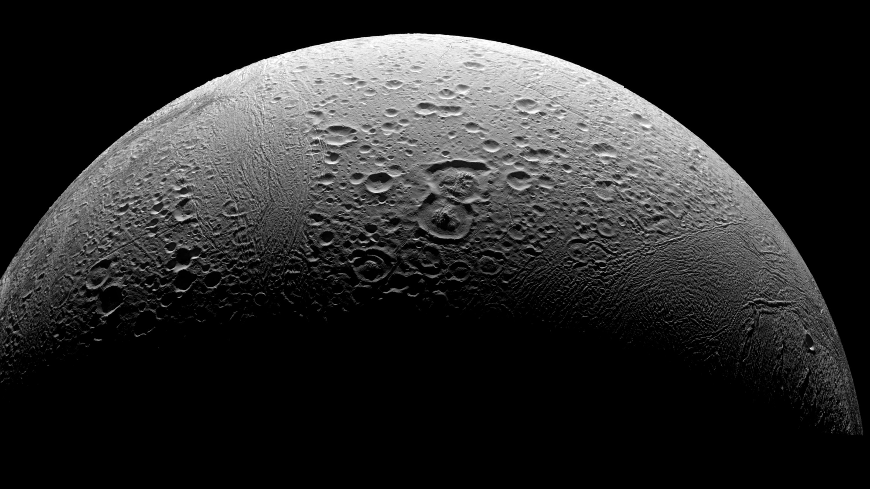 Nell'oceano di Encelado possibili condizioni compatibili con la vita