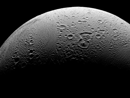 Nell'oceano di Encelado possibili condizioni compatibili con la vita