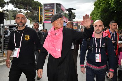Sorpresa al giro d'Italia: il primo a tagliare il traguardo è Don Matteo 3