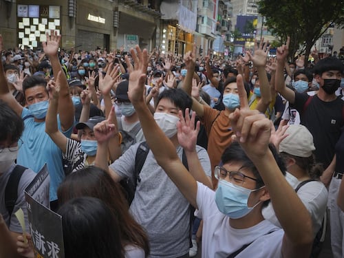 La Cina cancella anche i libri sulla democrazia